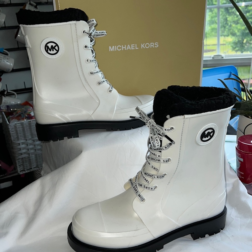 NEW Michael Kors Montaigne women’s size 10 PVC white boot.